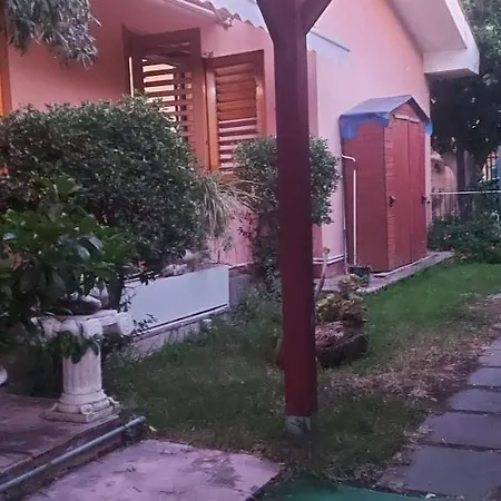Stanza In Con Giardino Con Box Doccia Idromassaggio Rent A Car
