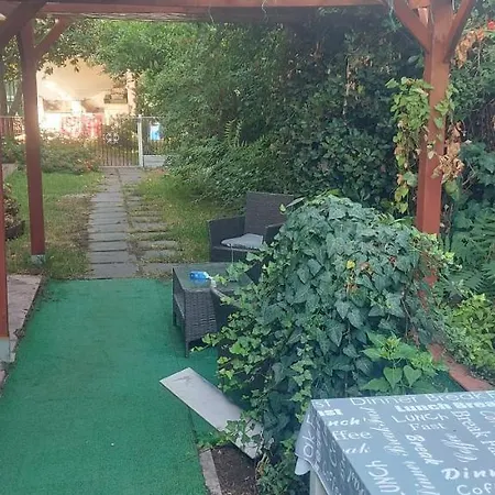 Stanza In Con Giardino Con Box Doccia Idromassaggio Rent A Car 招待所 *